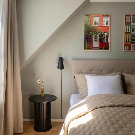 아파트 10 Person In The Heart Of