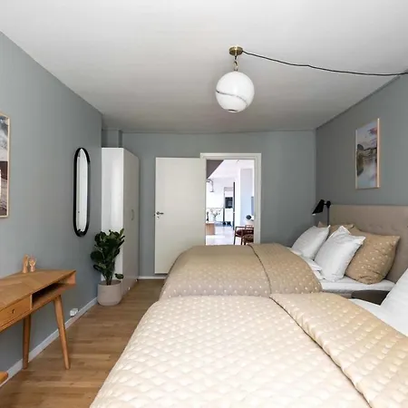10 Person In The Heart Of København