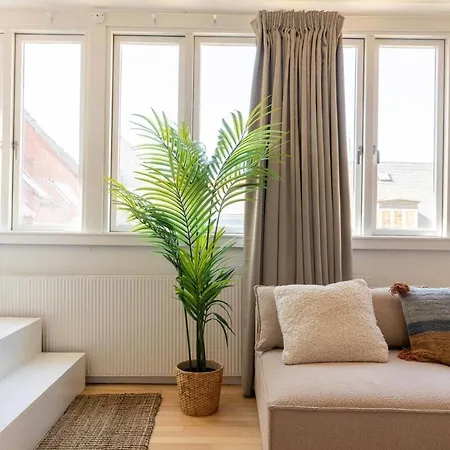 아파트 10 Person In The Heart Of