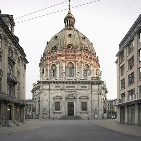 Apartman 10 Person In The Heart Of