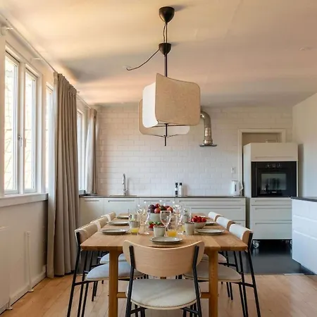 10 Person In The Heart Of Apartment *