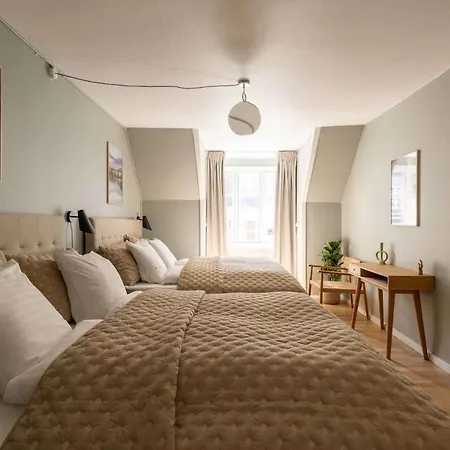 10 Person In The Heart Of Apartment *