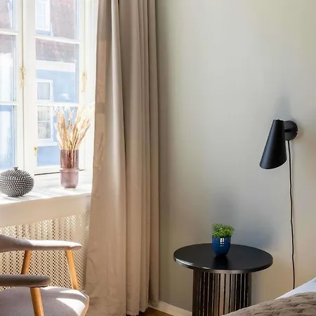 10 Person In The Heart Of Apartment