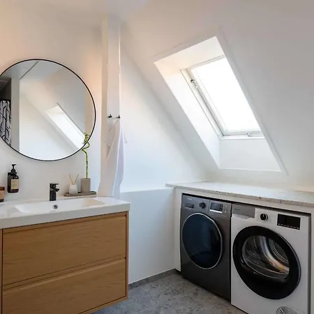 10 Person In The Heart Of København