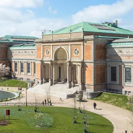 10 Person In The Heart Of * Copenhagen