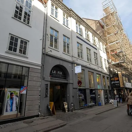 10 Person In The Heart Of Apartman