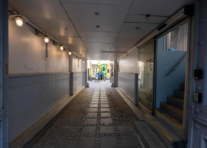 10 Person In The Heart Of Apartman