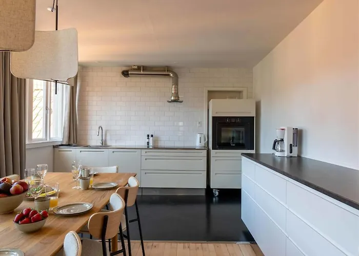 10 Person In The Heart Of Apartman