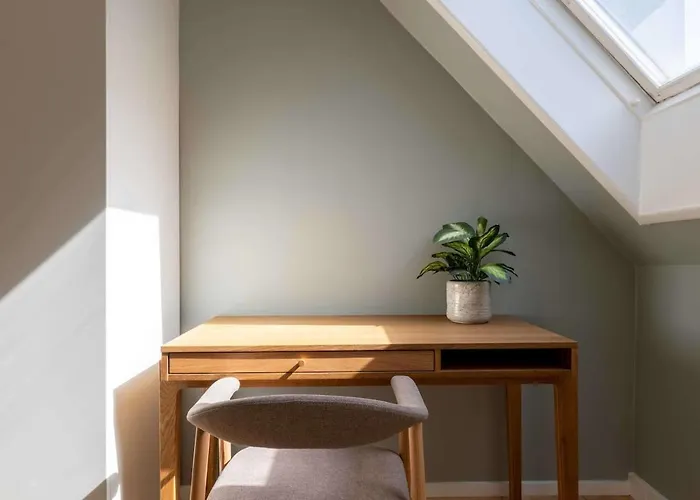 10 Person In The Heart Of Apartman