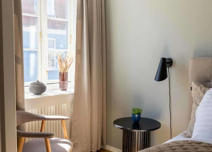 10 Person In The Heart Of Apartman