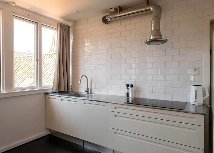 10 Person In The Heart Of Apartman