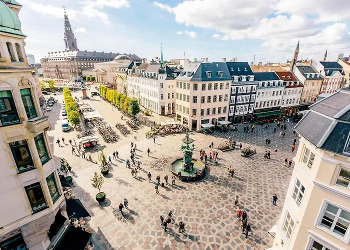 10 Person In The Heart Of Apartman *