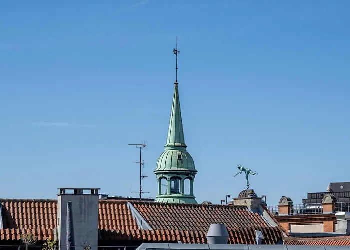 10 Person In The Heart Of Apartman