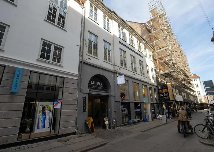 10 Person In The Heart Of Apartman